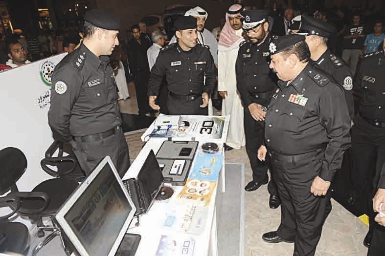 ... ويستمع إلى شرح في أحد الأجنحة