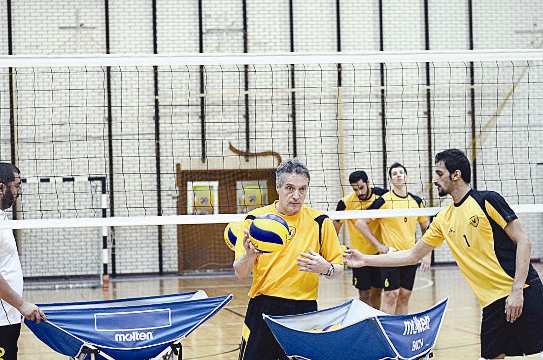 u0644u0627u0639u0628u0648 u0627u0644u0642u0627u062fu0633u064au0629 u064au0633u062au0645u0639u0648u0646 u0625u0644u0649 u0634u0631u062d u0627u0644u0645u062fu0631u0628