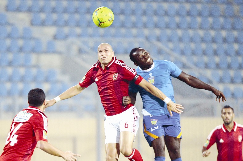 وائل جمعة في كرة مشتركة مع أحد اللاعبين في البطولة الأفريقية