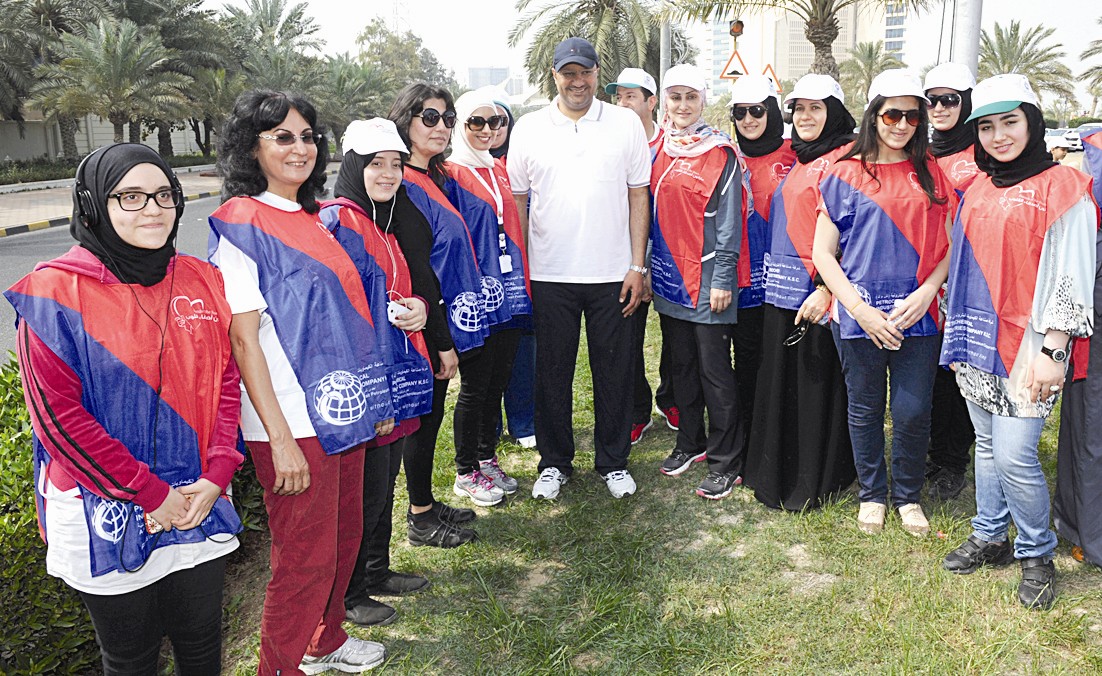 العبيدي في لقطة تذكارية مع بعض المشاركات