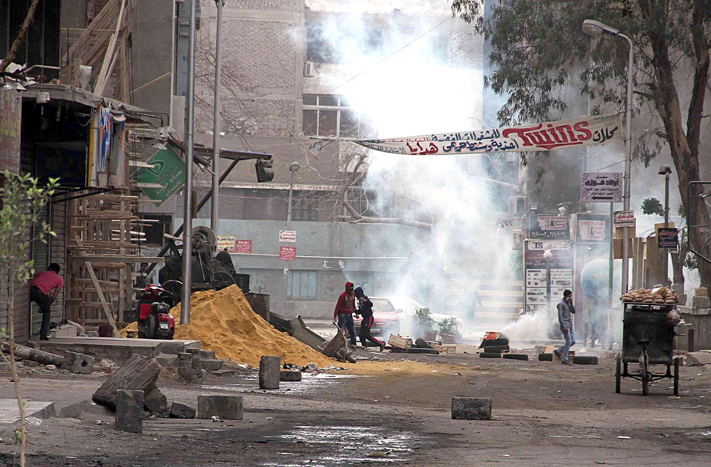 u0645u062au0638u0627u0647u0631u0648u0646 u064au062du0627u0648u0644u0648u0646 u0625u0642u0641u0627u0644 u0627u0644u0637u0631u0642u0627u062a u0628u0625u0637u0627u0631u0627u062a u0645u0634u062au0639u0644u0629 u0641u064a u0627u0644u0642u0627u0647u0631u0629 u0623u0648u0644 u0645u0646 u0623u0645u0633 (u0627 u0641 u0628)