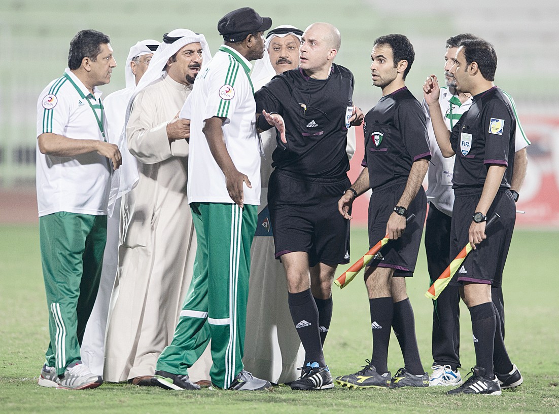 u0641u0631u062c u0646u0641u0627u0639 u0648u062du0633u064au0646 u0645u0639u0631u0641u064a u064au0639u062au0631u0636u0627u0646 u0639u0644u0649 u0642u0631u0627u0631u0627u062a u0627u0644u062du0643u0627u0645 (u0627u0644u0623u0632u0631u0642 u062fu0648u062a u0643u0648u0645)