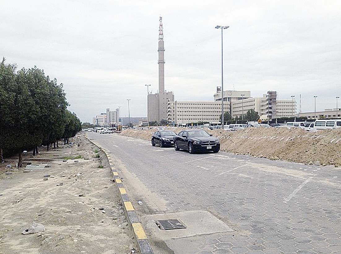 صيانة الطرق تأخذ مساحات من مواقف الطلبة