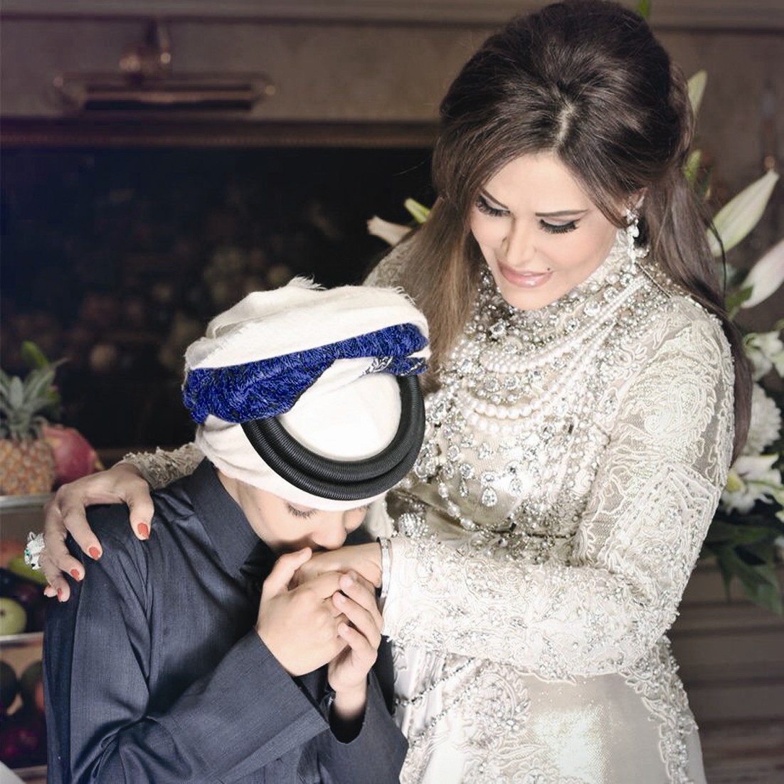 قبلة على اليد من ابنها فاهد