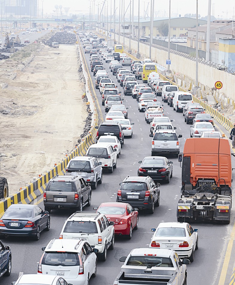 طابور لا نهاية له من السيارات