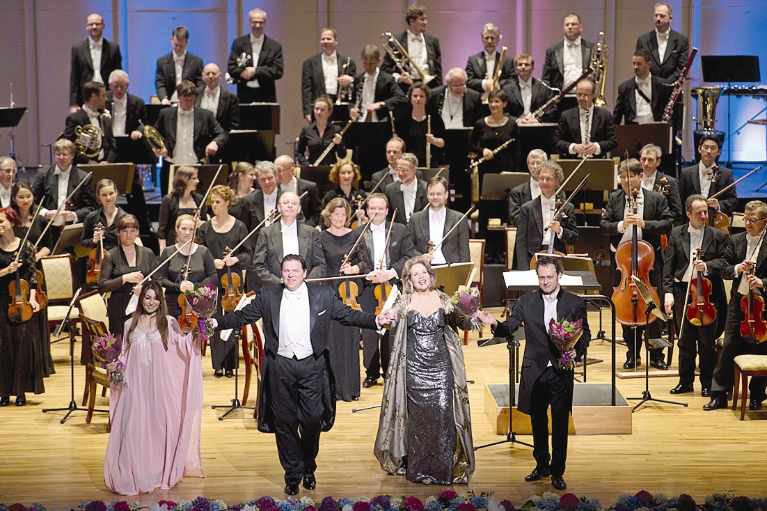 رينيه فليمنغ ومايكل شايد يتوسطان ساشا غوتزيل وسارة القيواني