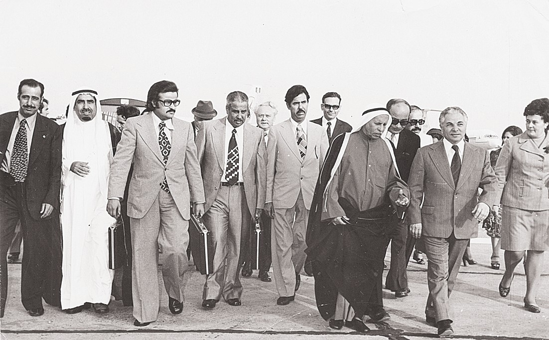 مع وفد ضم خالد الغنيم رئيس مجلس الأمة الأسبق والنواب سالم الحماد وخالد العجران وجاسر الجاسر سنة 1975