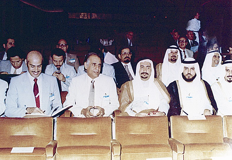 ... ومع احد الوفود الخارجية (تصوير جاسم بارون)