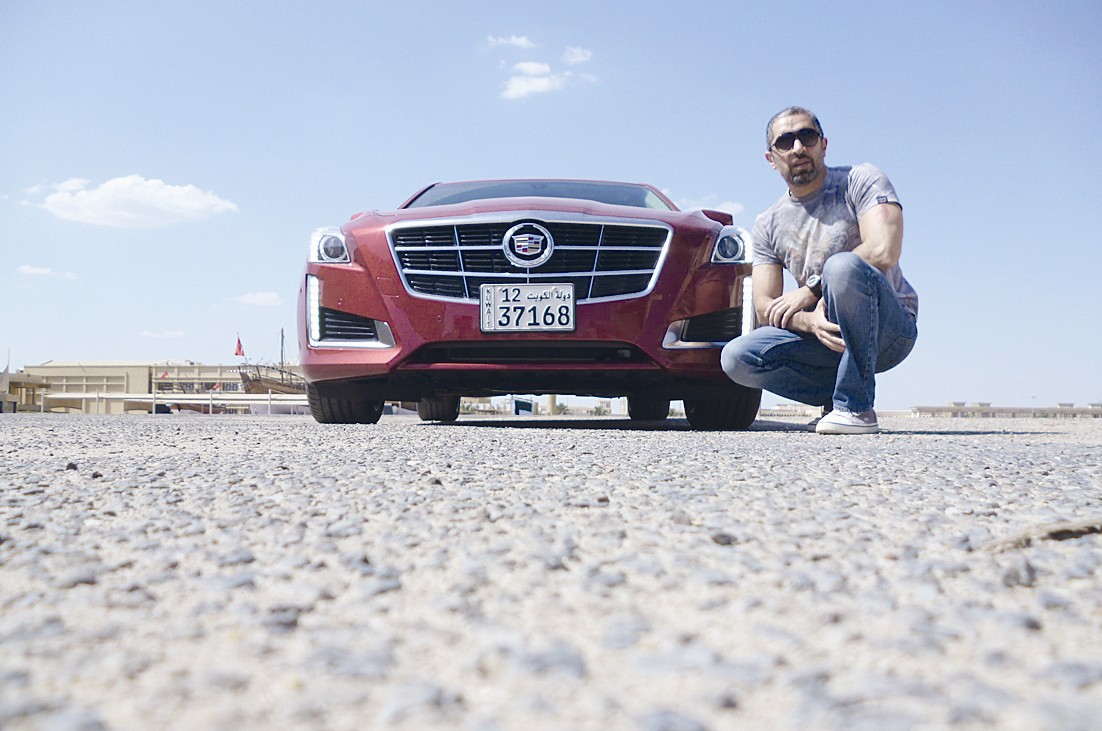 الزميل سهيل الحويك خلال تجربة كاديلاك CTS