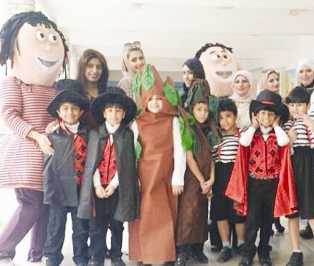 الأطفال مع شخصيات كرتونية