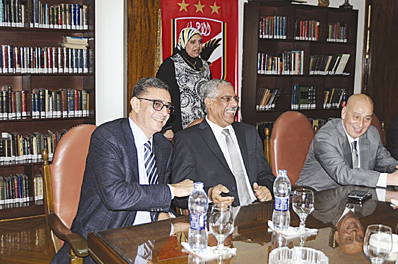 علام وأعضاء المجلس مع محمود طاهر في زيارة للأهلي   (خاص - «الراي»)