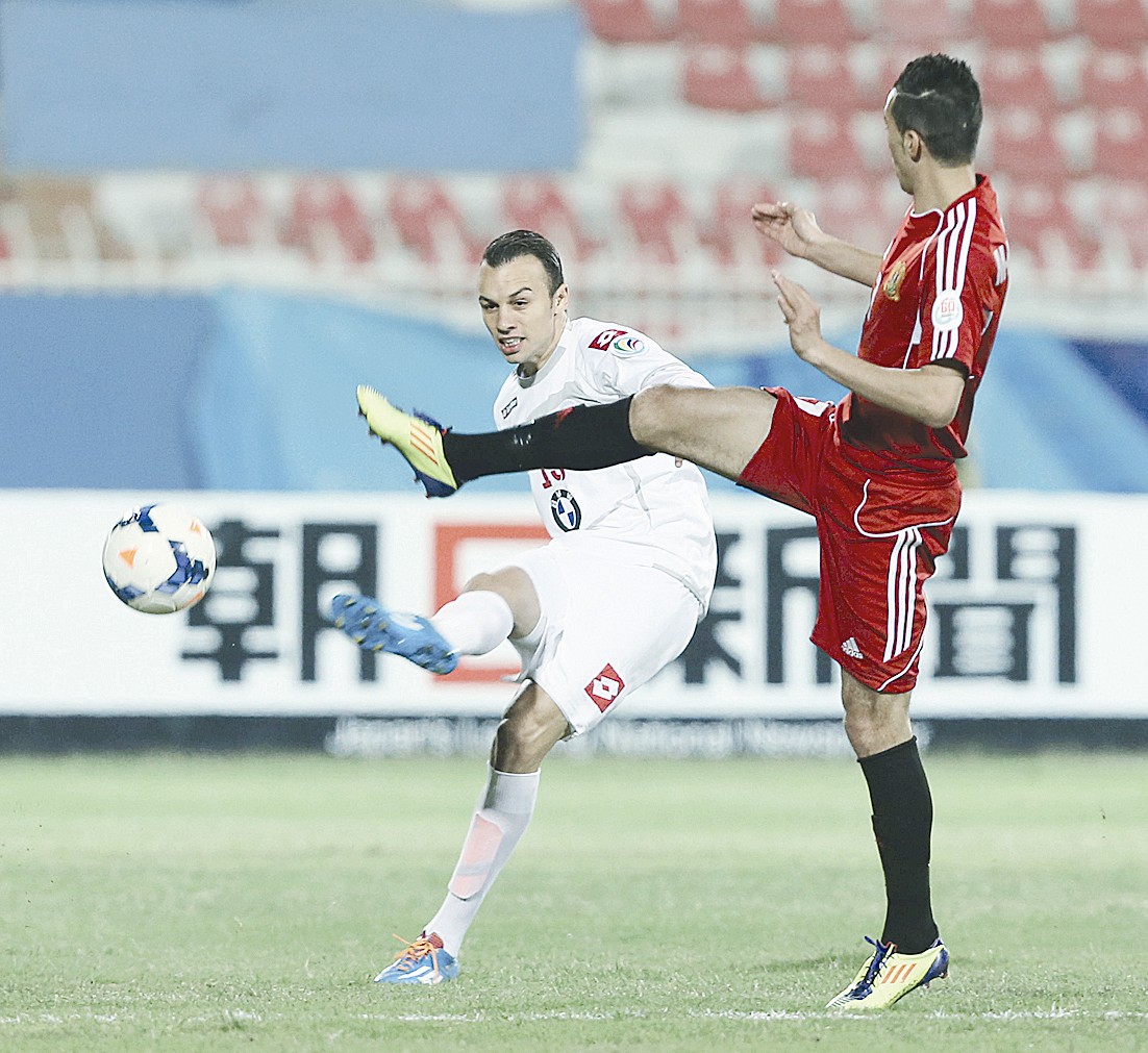 شادي الهمامي يسدد كرة قوية ومدافع الجيش يحاول التصدي لها