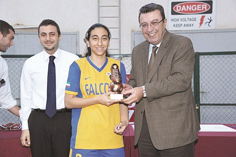 بيبي البدر تتسلم جائزة هداف البطولة