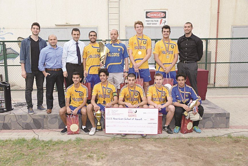 فريق البنين الفائز من المدرسة الأميركية