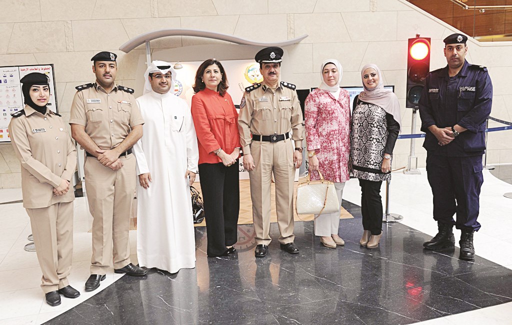 اللجنة المنظمة وضباط الداخلية في لقطة تذكارية مع الخالدي