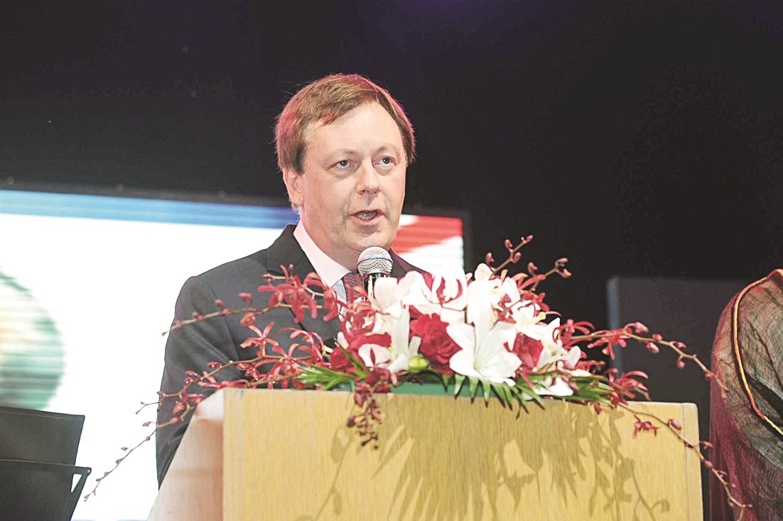 السفير البريطاني متحدثاً