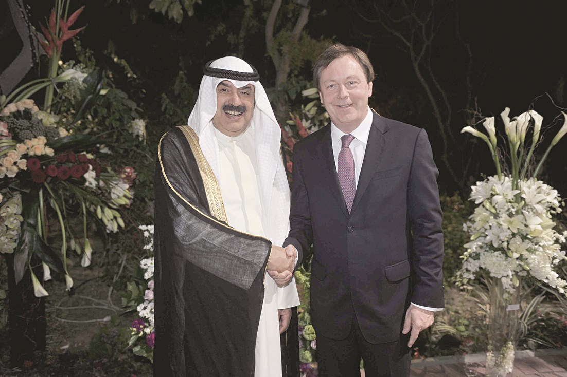 الجارالله مصافحاً السفير البريطاني