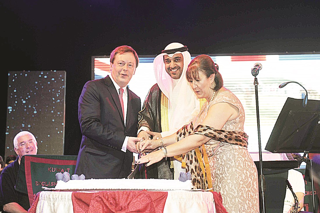 u0627u0644u0639u0628u062fu0627u0644u0644u0647 u064au0634u0627u0631u0643 u0627u0644u0633u0641u064au0631 u0627u0644u0628u0631u064au0637u0627u0646u064a u0648u062du0631u0645u0647 u0642u0637u0639 u0642u0627u0644u0628 u062du0644u0648u0649 u0627u0644u0627u062du062au0641u0627u0644