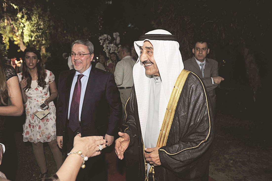 الخرافي خلال وصوله إلى الاحتفال وبدا السفير العراقي (تصوير نور هنداوي)