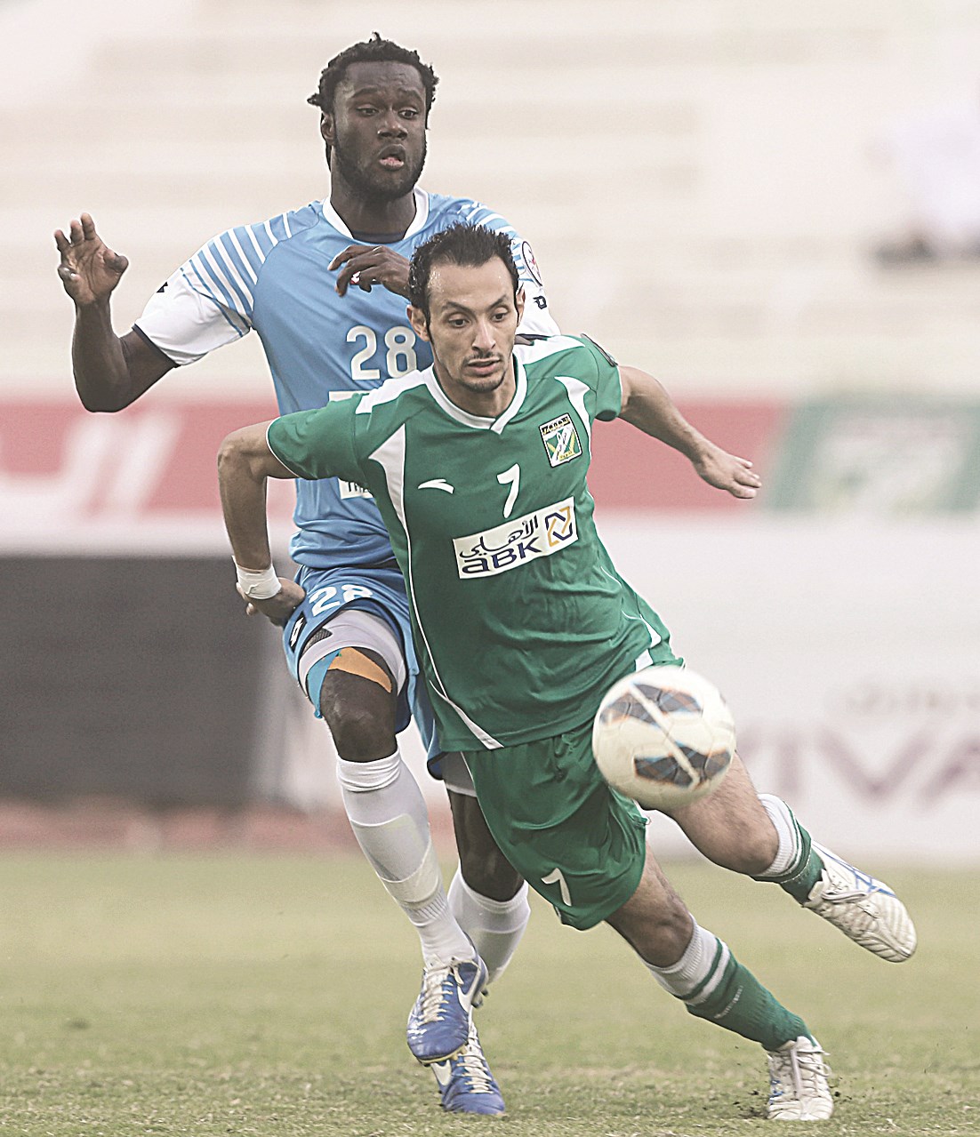 فهد الرشيدي يحاول التقدم بالكرة يلاحقه مرتضى فال (الأزرق دوت كوم)