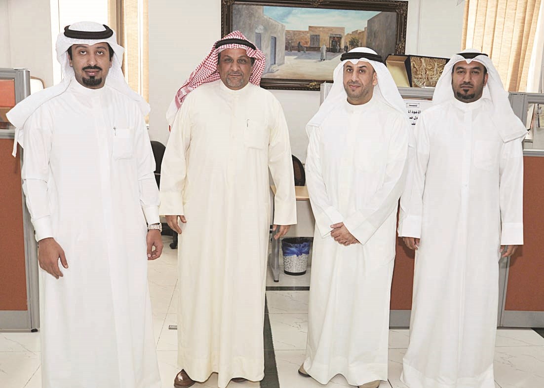 الرومي متوسطاً بعض مشرفي المراكز  (تصويرأسعد عبد الله)