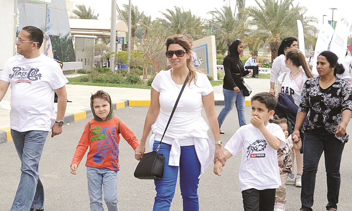 أفراد إحدى الأسر خلال مشاركتهم في البرنامج