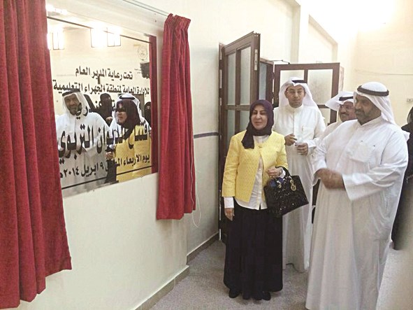 وامام اللوحة التذكارية