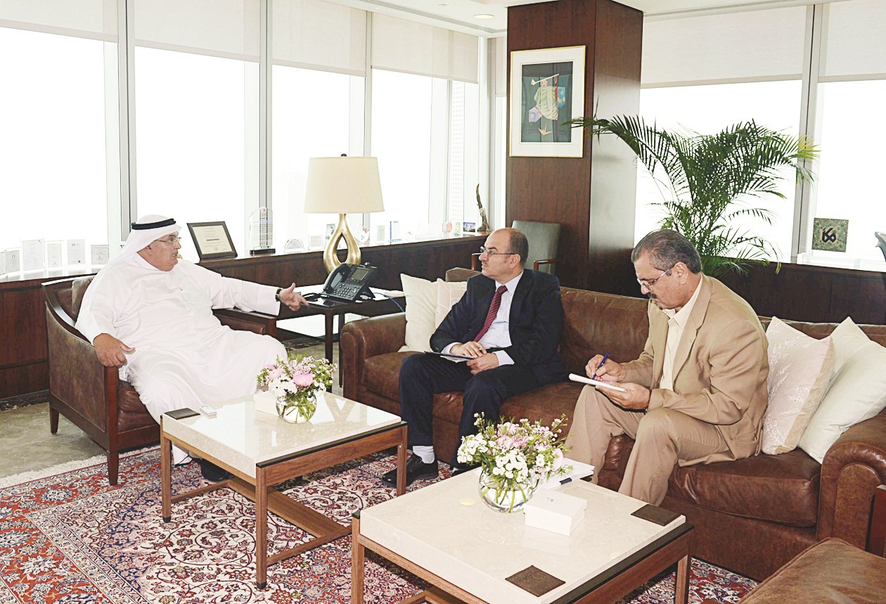 العيار متحدثاً للزميلين أحمد سماق ومحمد الجاموس