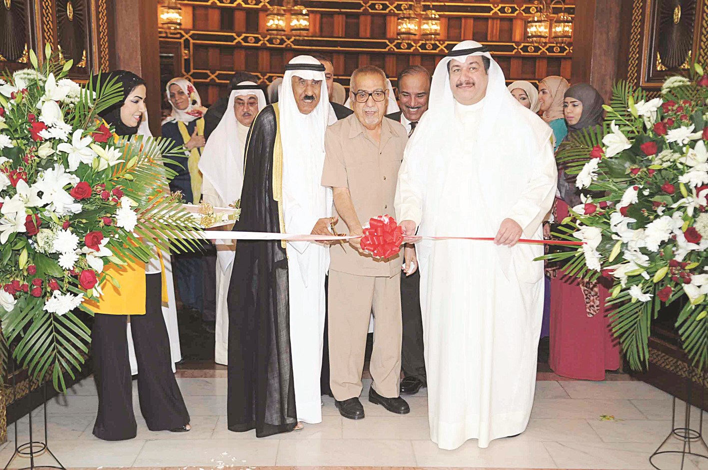 قص شريط افتتاح المؤتمر