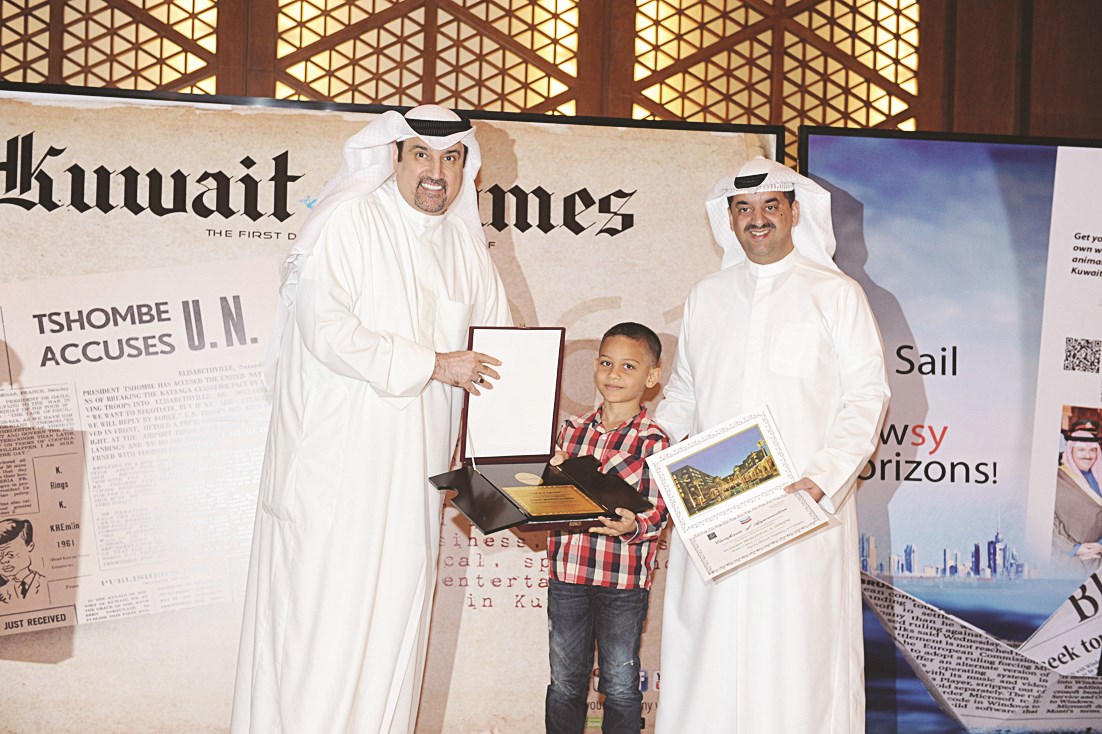 الخشتي مشاركا في تكريم أحد الفائزين  (تصوير زكريا عطية)