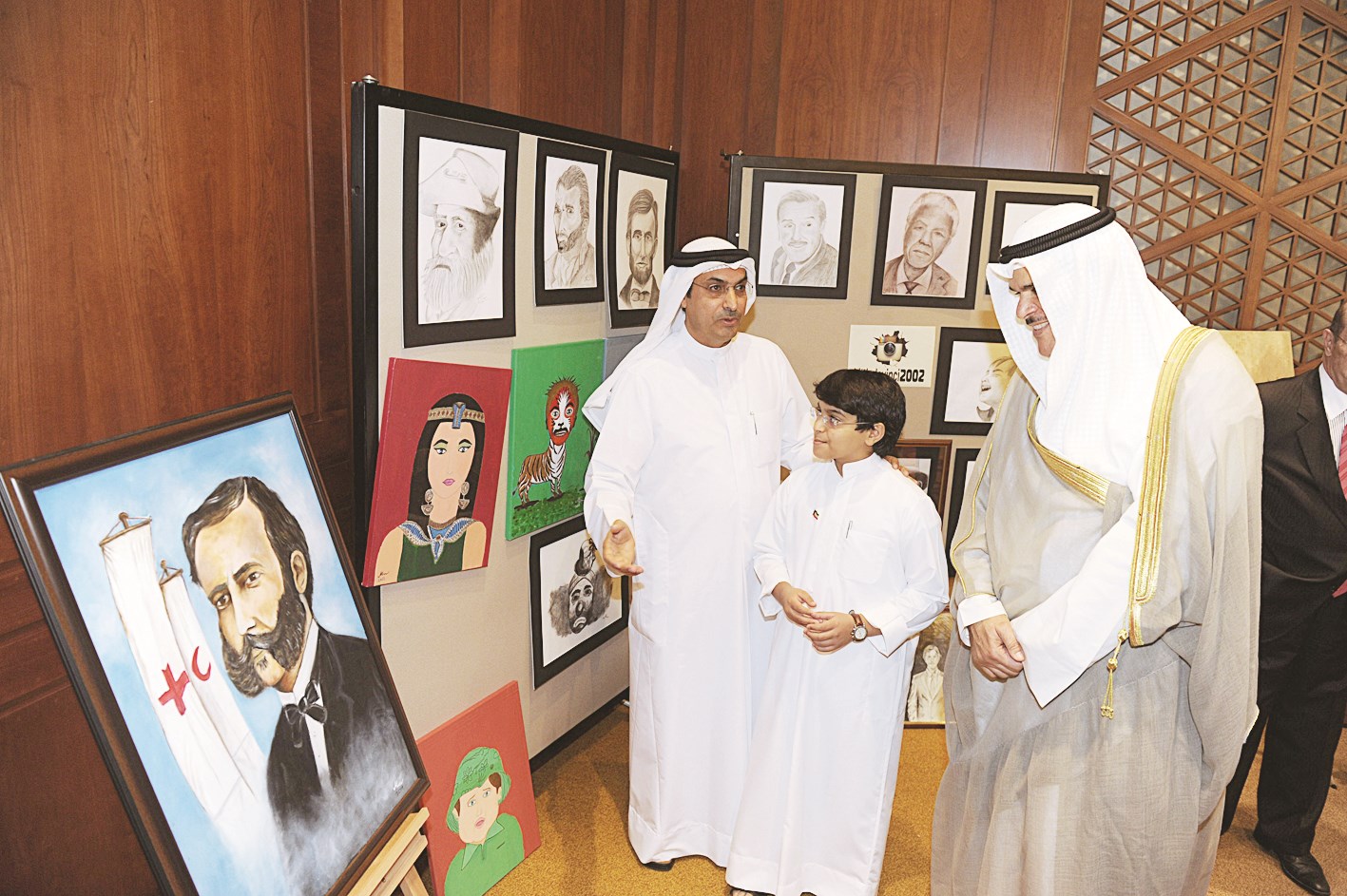 الشيخ سلمان متجولا في معرض الرسم