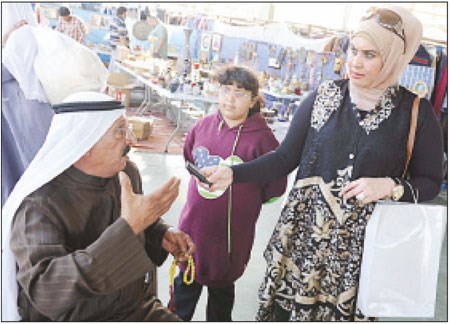 أبو نواف يتحدث للزميلة أمل عاطف