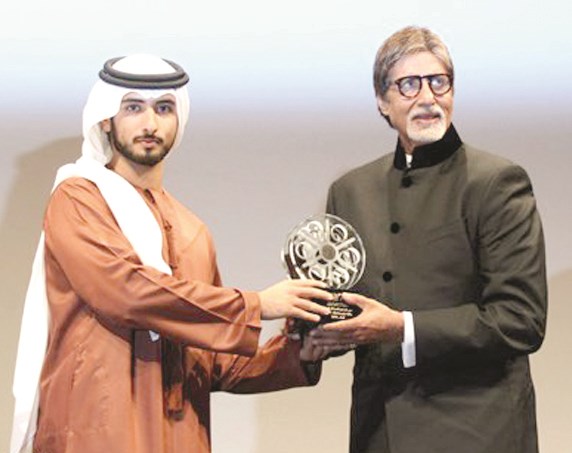 يتسلم إحدى جوائزه في الإمارات