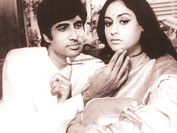 مشهد يجمعه بزوجته في مرحلة الشباب