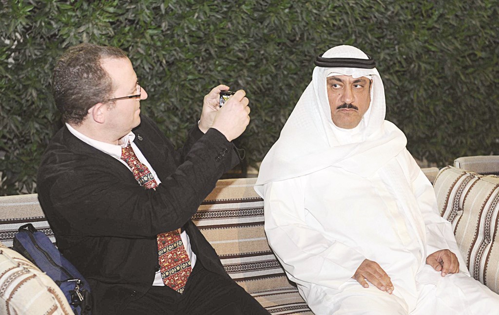 أحد أعضاء الوفد يلتقط صورة للبراك