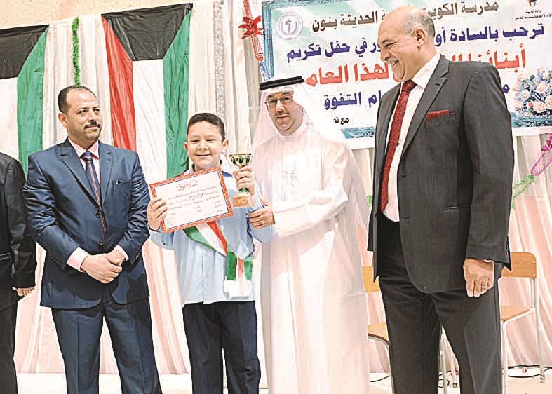 إدارة المدرسة تكرّم أحد فائقيها