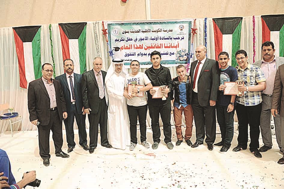 صورة جماعية لإدارة المدرسة مع بعض الفائقين