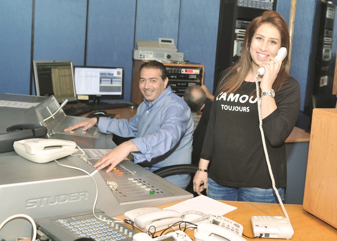 المعدّة هبة العوضي تستقبل الاتصالات... ويبدو المخرج جاسم الفرس (تصوير نور هنداوي)