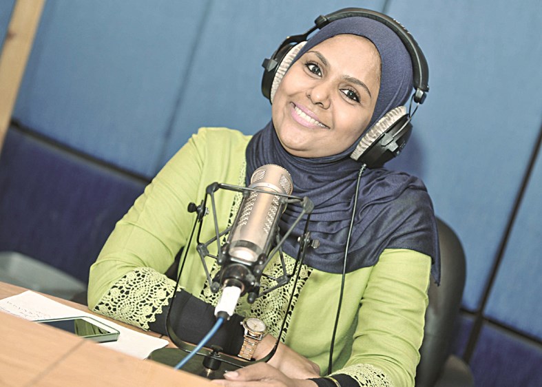 ناديا مال الله خلف الميكروفون