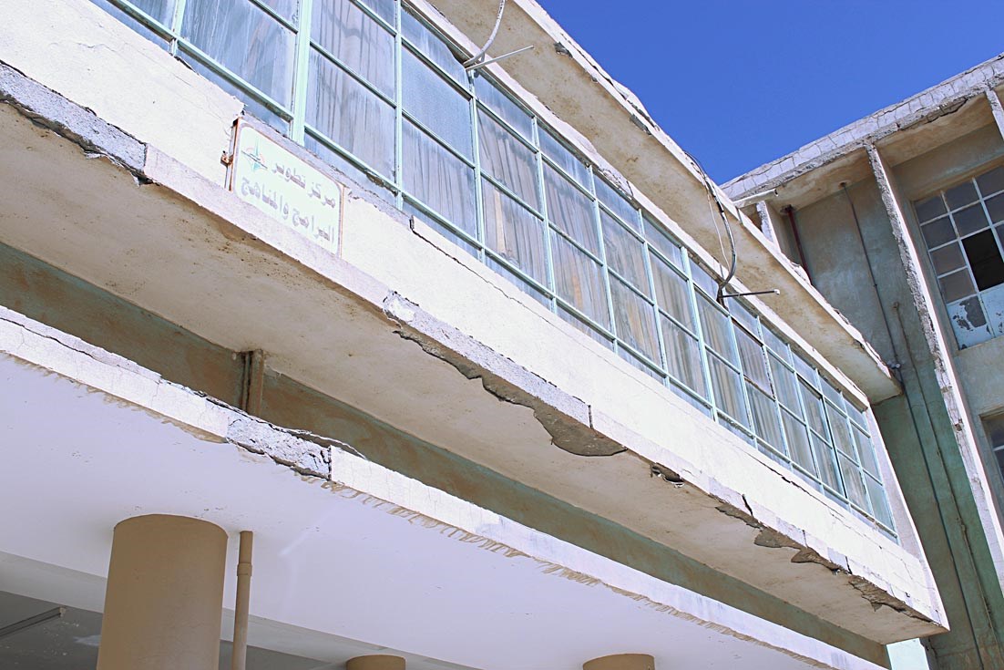 مبنى المكتبة متهالك