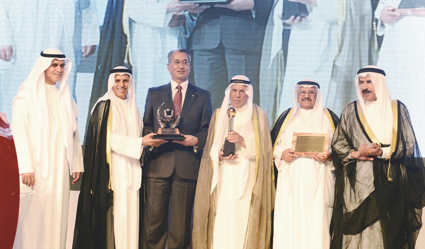 ناصر الساير وأعضاء مجلس الإدارة خلال تسلم جوائز التكريم من إينوي