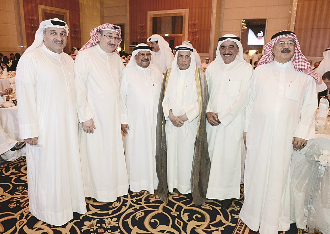 ناصر محمد الساير وفيصل بدر الساير مع عدد من الحضور (تصوير أسعد عبدالله)