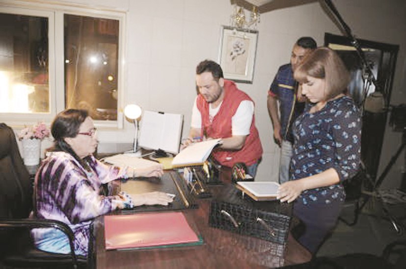 «أم سوزان» وزهرة عرفات في مراجعة لأحد المشاهد مع المخرج سائد الهواري