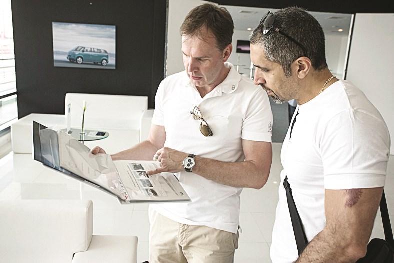 الزميل سهيل الحويك يستمع إلى شرح من قبل أحد ممثلي فولكس فاغن في دبي