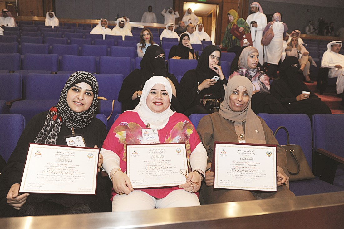 مدير مدرسة الرجاء ليلى الخضري ودرع المدرسة المتميزة (تصوير زكريا عطية)