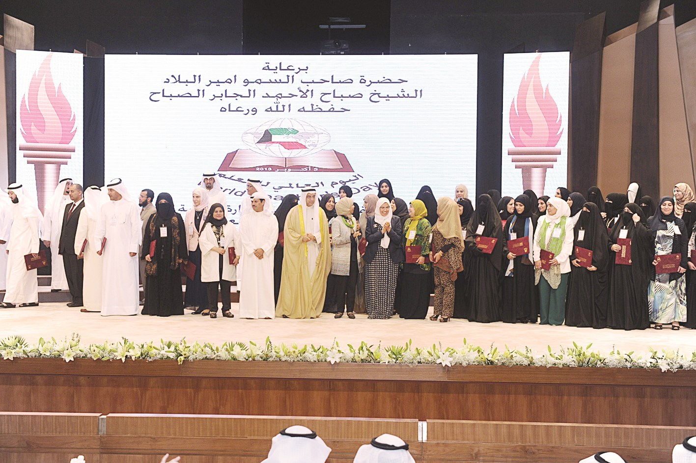 وزير التربية متوسطا جموع المعلمين المكرمين