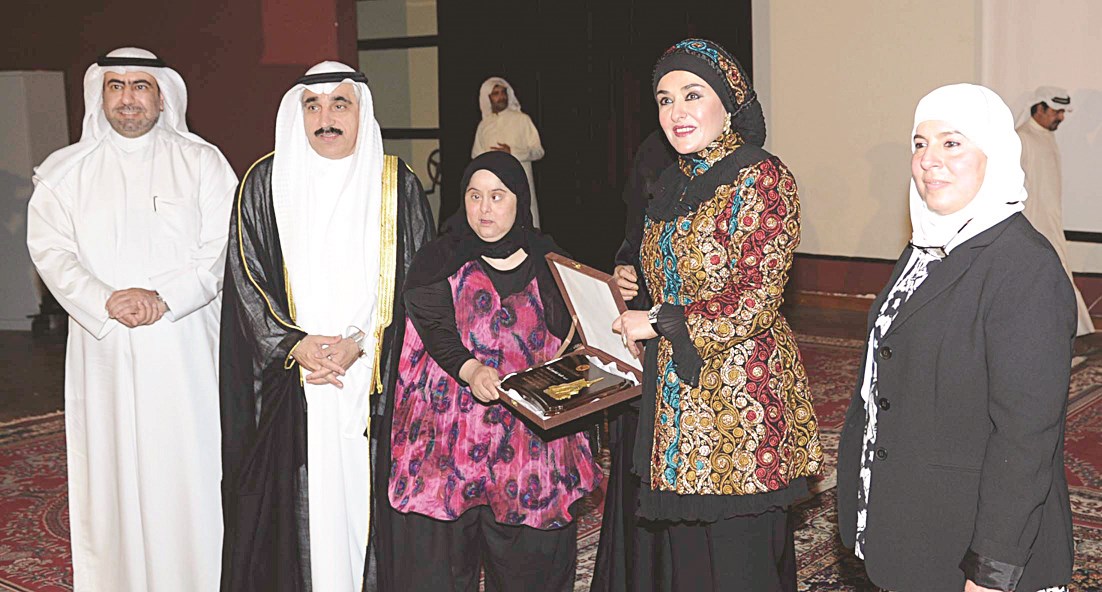 الشيخة نوال مباركةًَ لإحدى الأمهات