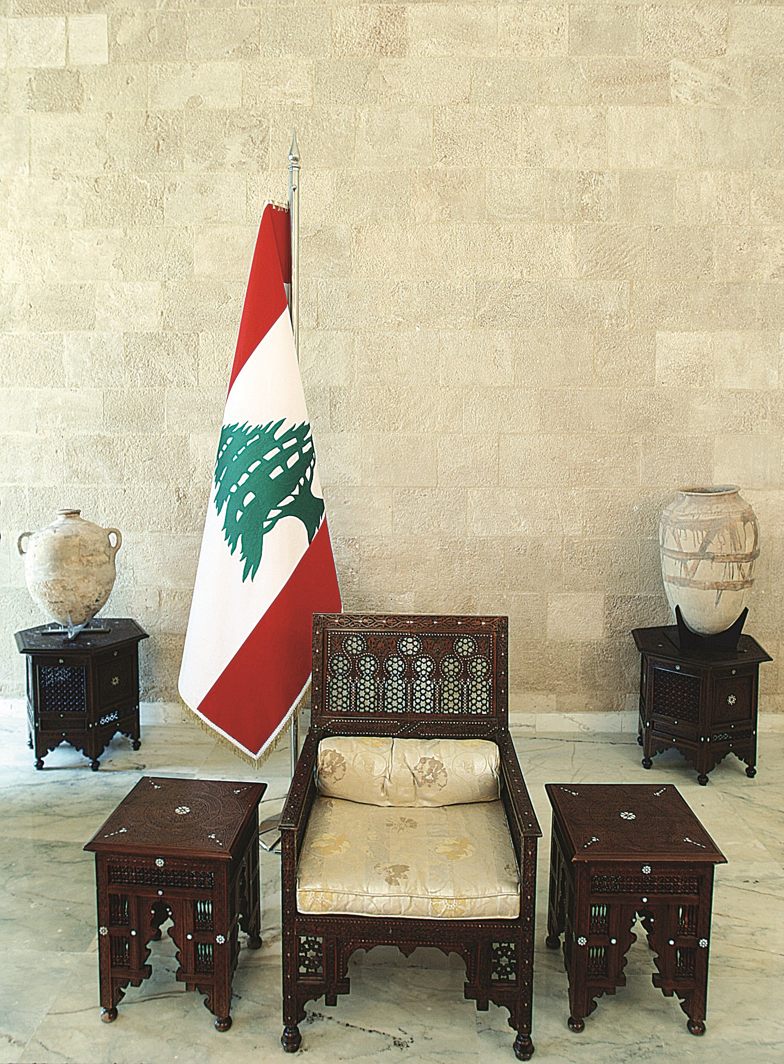 u0643u0631u0633u064a u0627u0644u0631u0626u0627u0633u0629 u0627u0644u0644u0628u0646u0627u0646u064au0629 ... u0647u0644 u062au0634u063au0644u0647 u0627u0644u0627u0646u062au062eu0627u0628u0627u062a u0623u0645 u0627u0644u062au0633u0648u064au0627u062a u061f