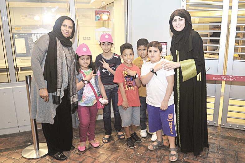 الأطفال مع عضوتين من اللجنة