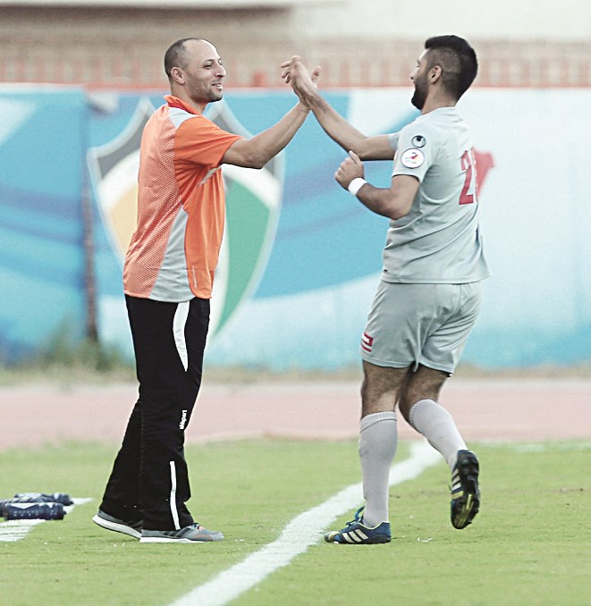 مدرب الفحيحيل يصافح حسين نادر بعد تسجيله الهدف